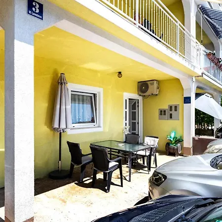 1 Bedroom Gorgeous In Apartment Vodice